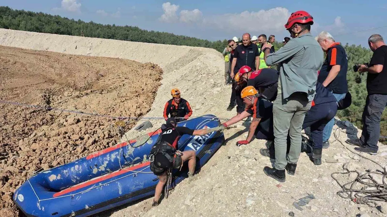 Çamur depolama alanına düşen köpek kurtarıldı
