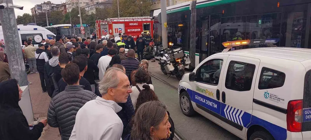 Kocaeli’de tramvayın çarptığı 2 kadından biri ağır yaralandı
