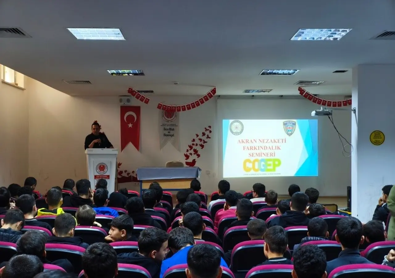 Niğde’de polisten öğrenci ve velilere güvenlik eğitimi