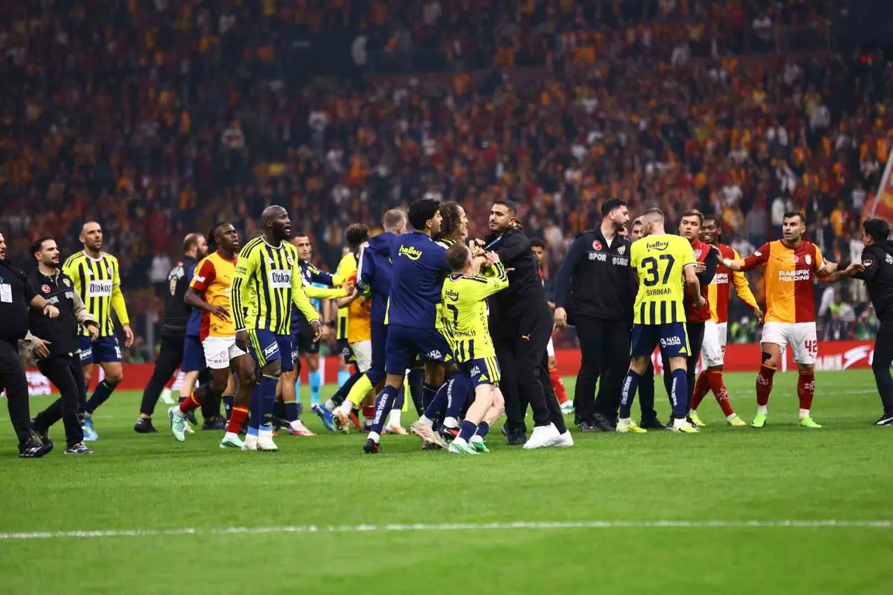 Derbi sonrası saha karıştı