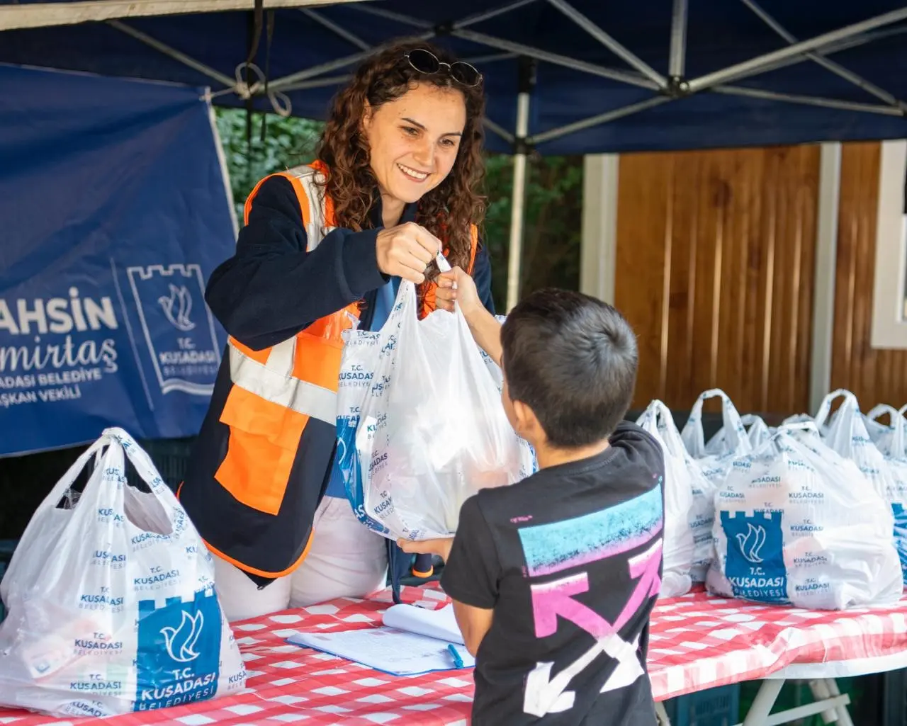 Kuşadası’nda bin 400 çocuğun beslenme çantası doluyor