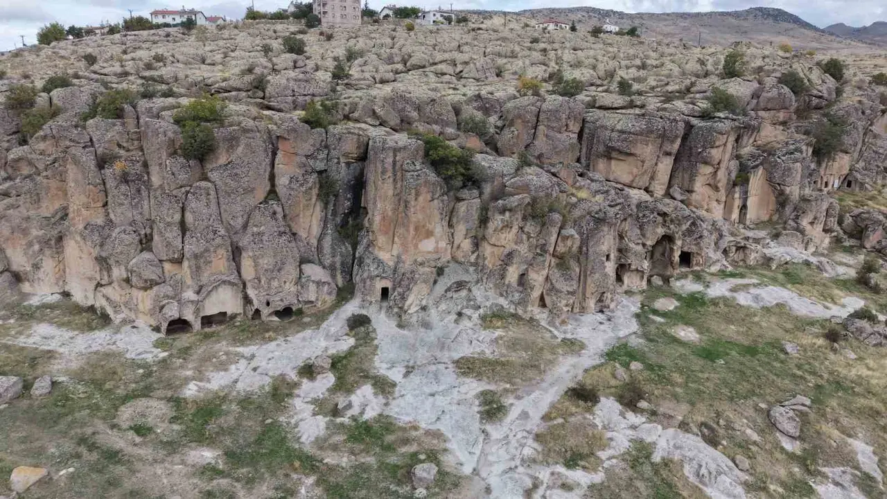 Aksaray’ın Manastır Vadisi kayadan oyma evleri ve doğal güzellikleriyle ilgi çekiyor