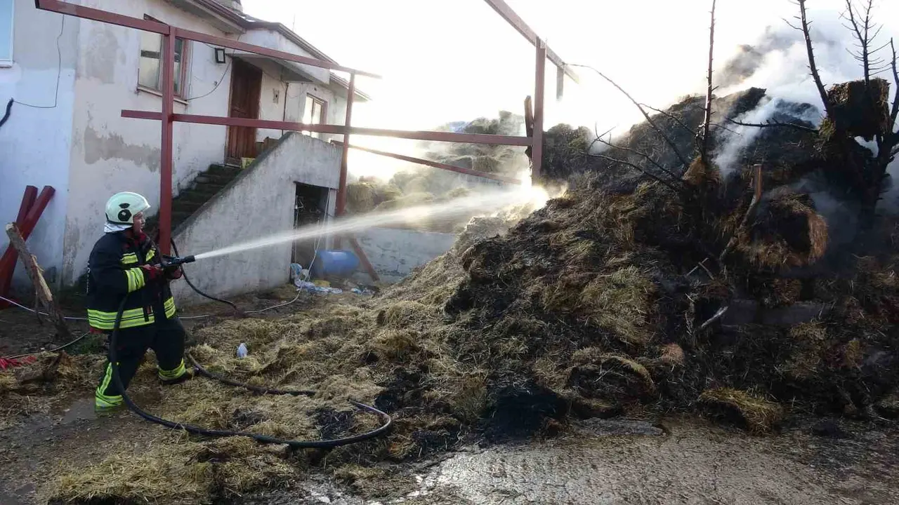 Kastamonu’da çıkan yangında 8 bin balya samanı küle döndü
