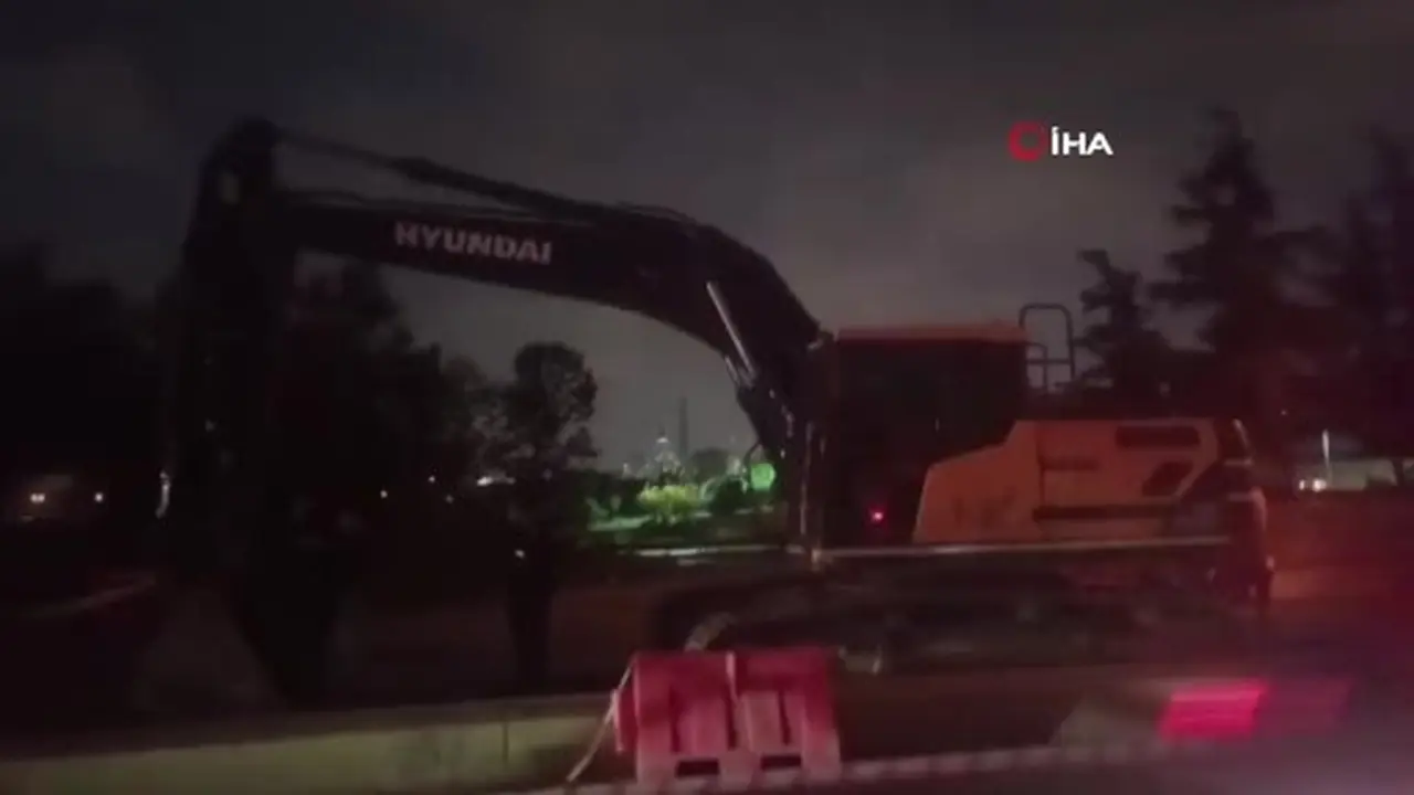 Bayrampaşa’da çalışma sırasında yol çöktü: Göçük altında kalanlar var
