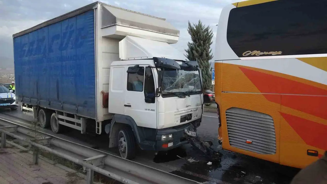 Malatya’da yolcu otobüsü ile kamyon çarpıştı, viyadükte trafik kilitlendi