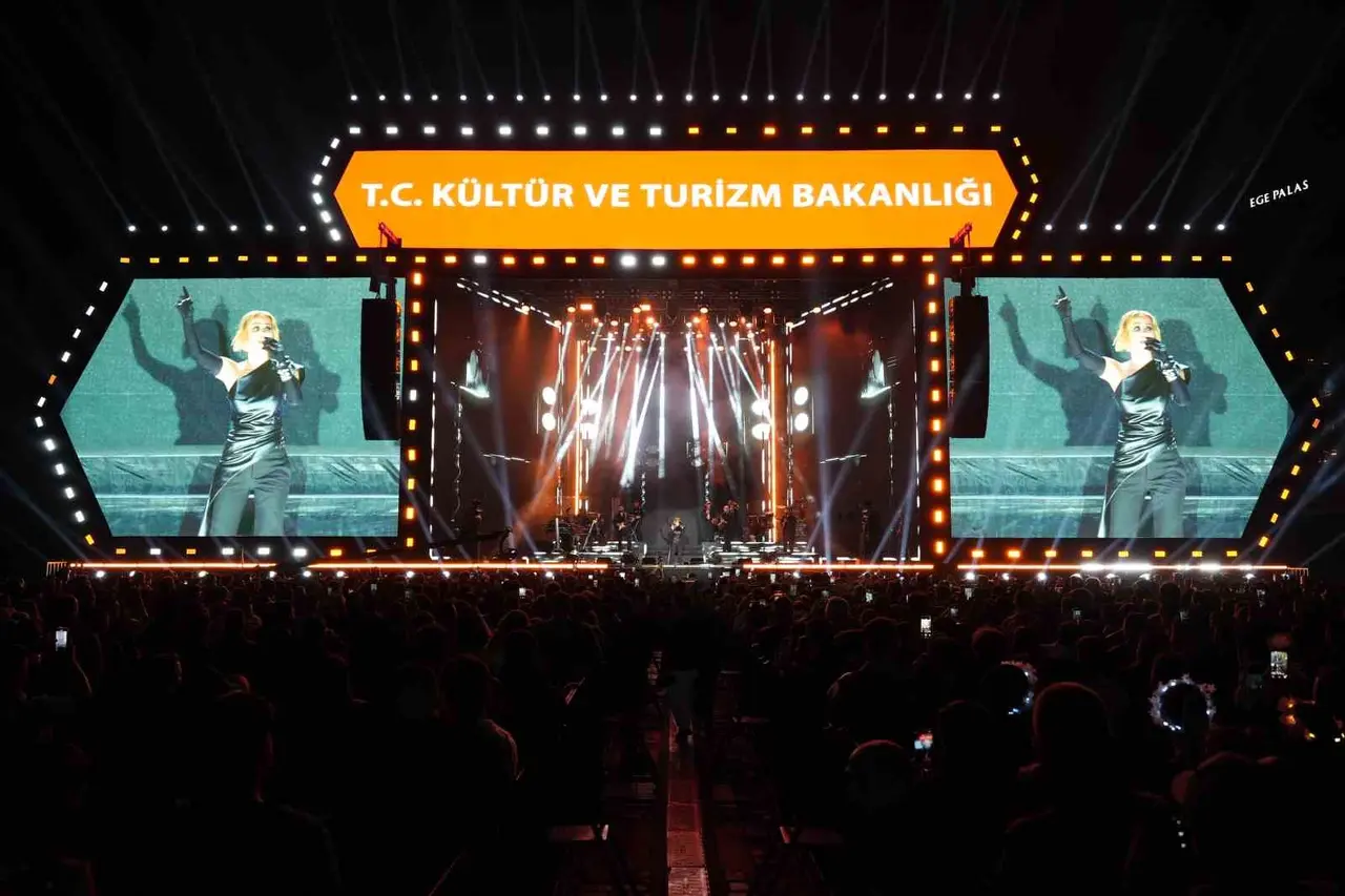 Derya Uluğ, İzmir Kültür Yolu Festivali’nde sahne aldı