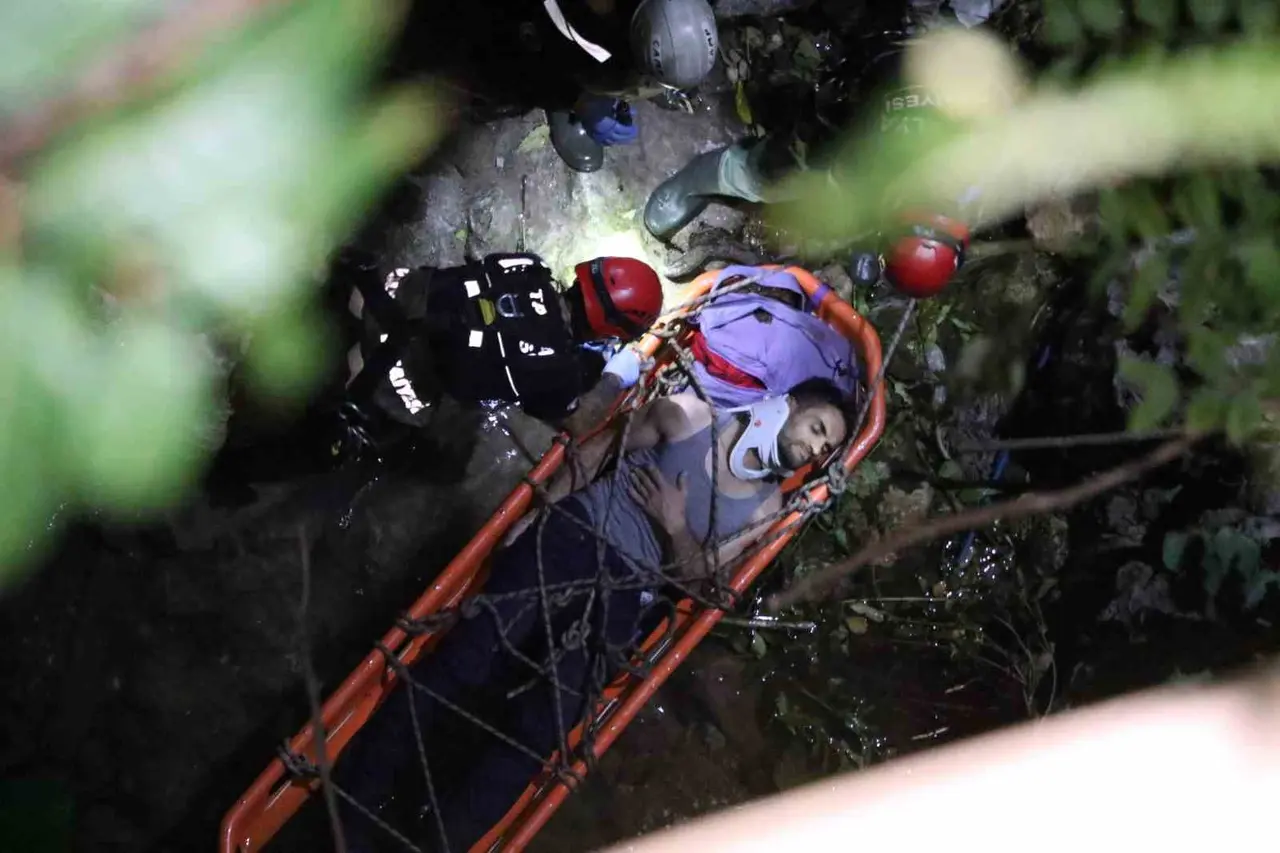 25 metreden kayalık alana düştü, 2 saatlik operasyonla kurtarıldı