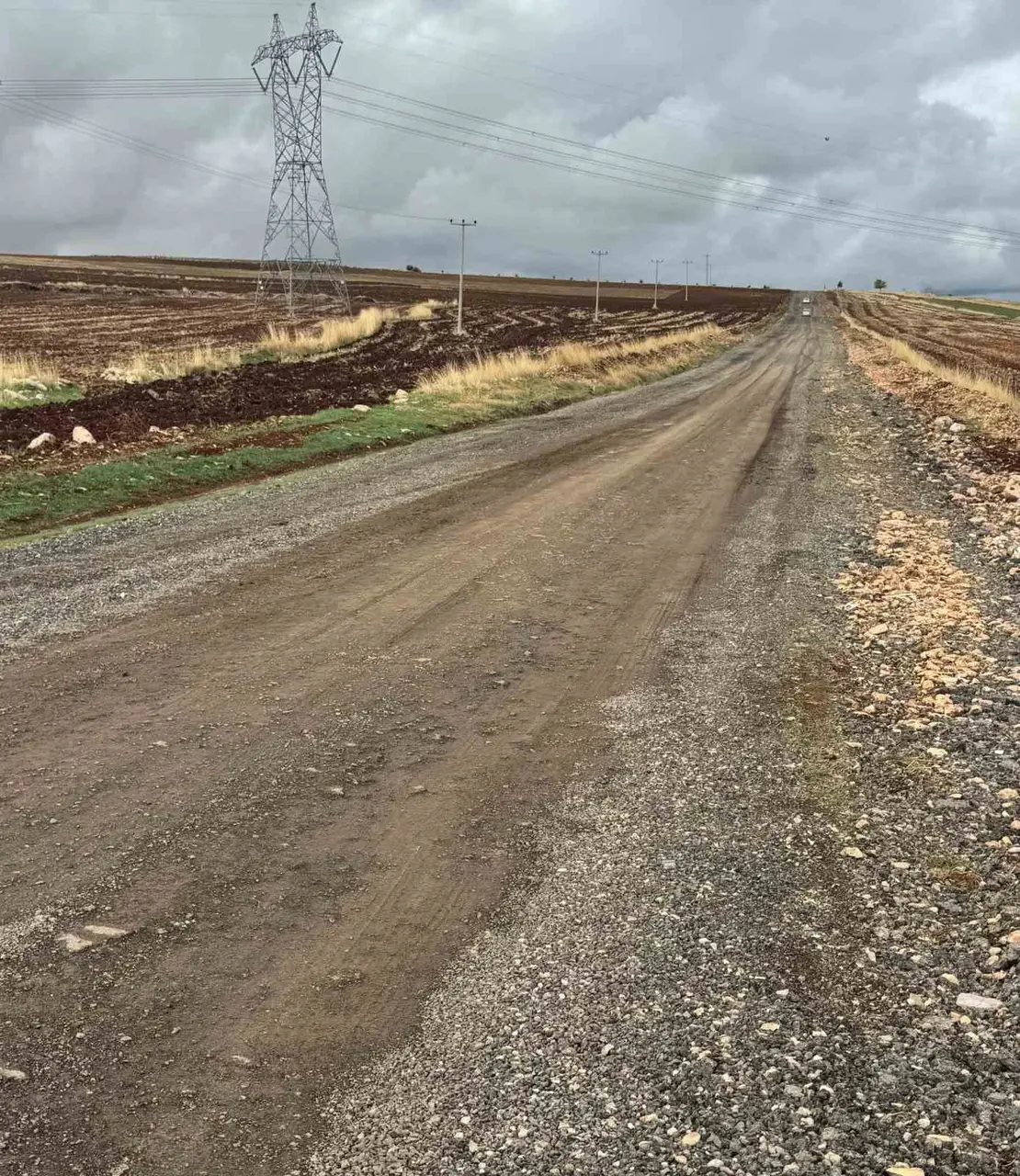 Bozuk köy yolu sürücülerin tepkisine neden oluyor