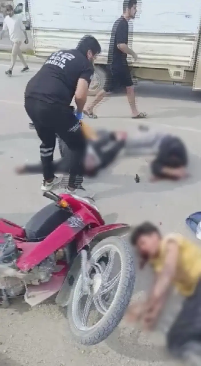 16 yaşındaki sürücünün kullandığı motosiklet tıra çarptı: 1 ölü, 2 yaralı