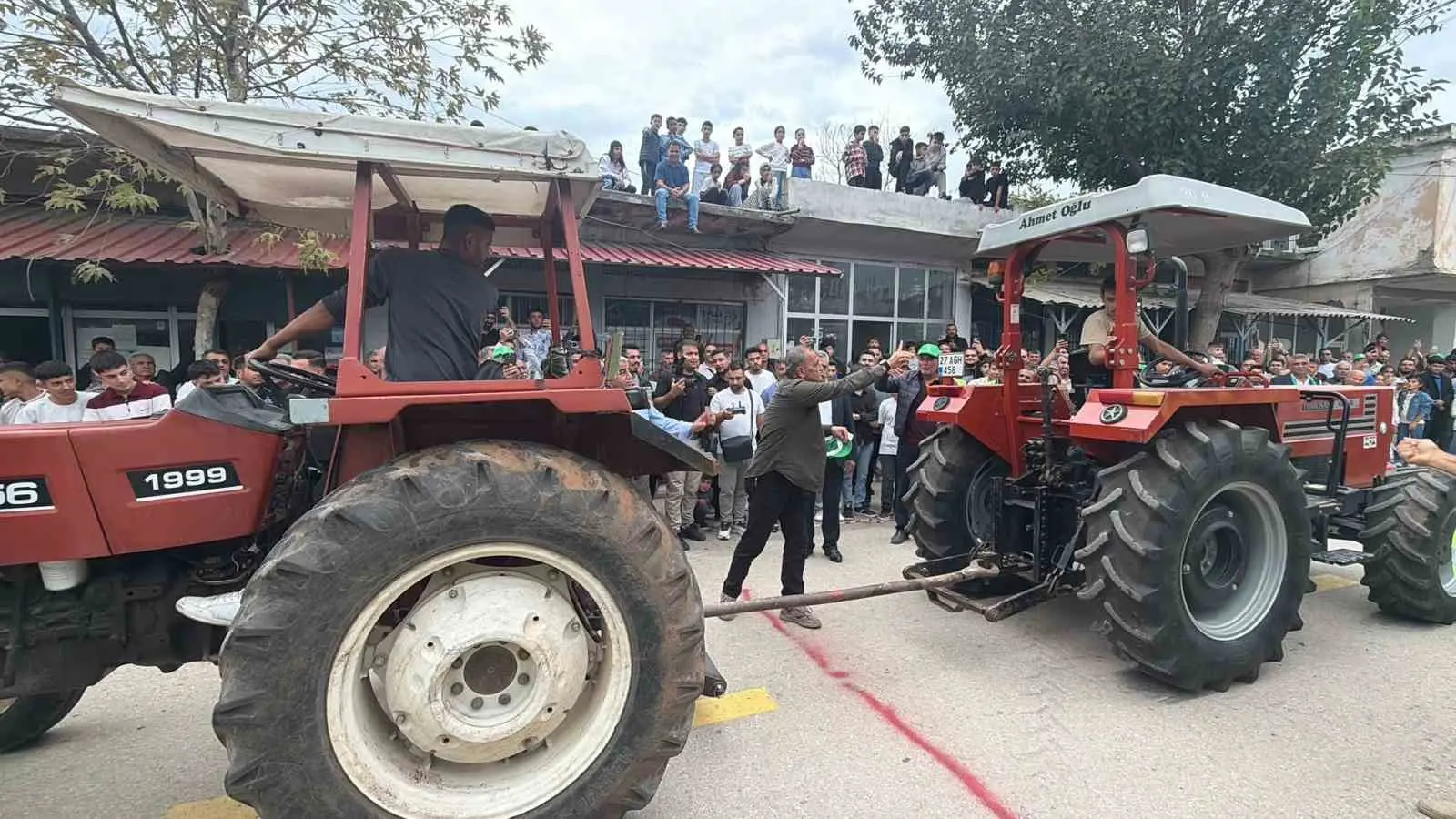 Osmaniye’de zeytin festivaline traktör çekme yarışması damga vurdu