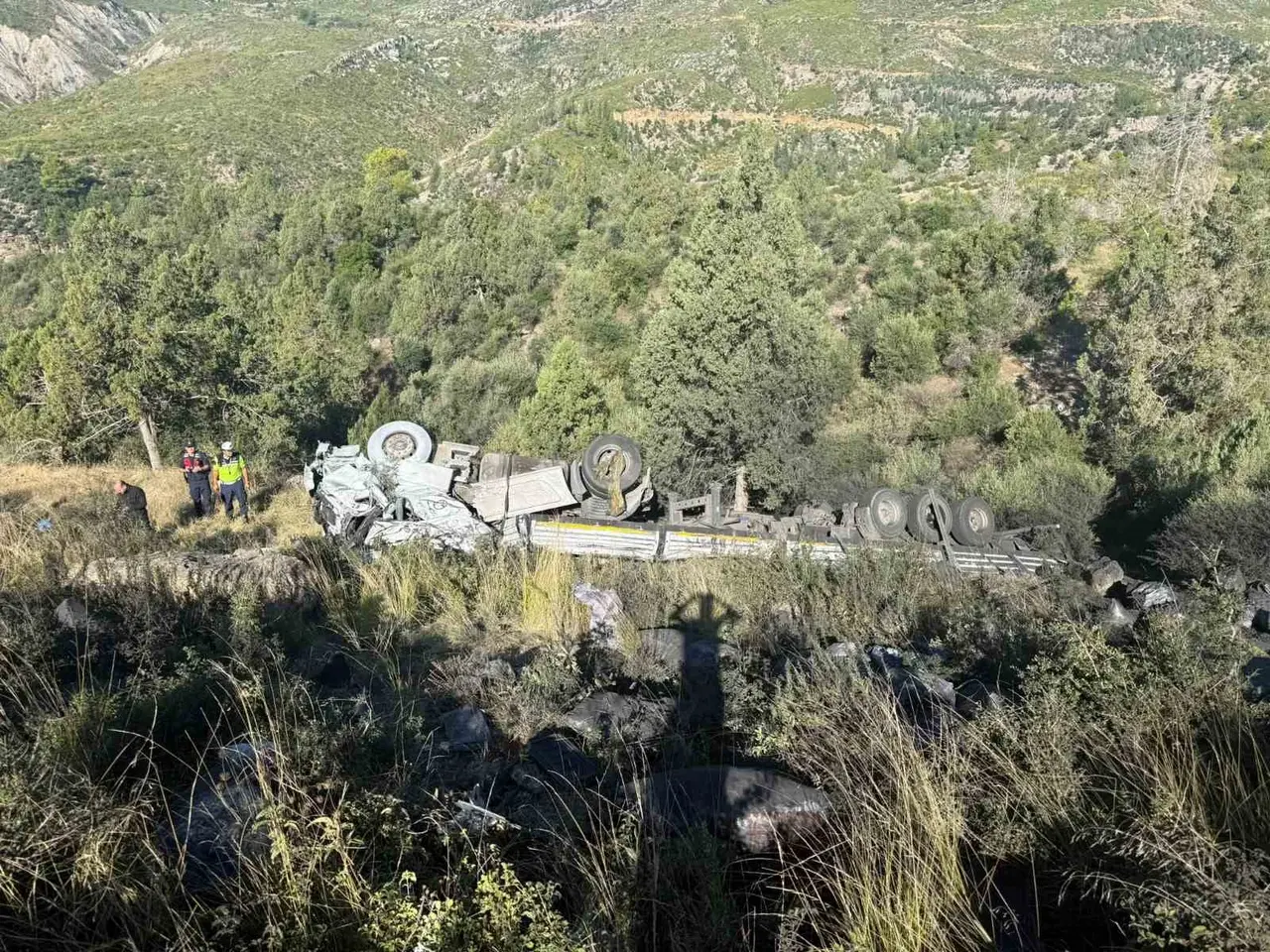 Antalya’da kömür yüklü tır şarampole devrildi: 2 yaralı