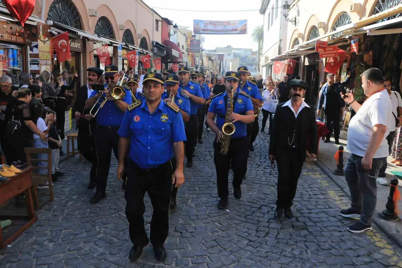 Turistler, tarihi caddede gönüllerince eğlendi