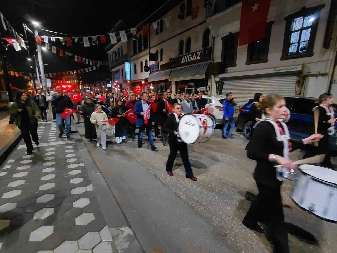 Mudurnu’da Cumhuriyet coşkusu fener alayı ile taçlandı