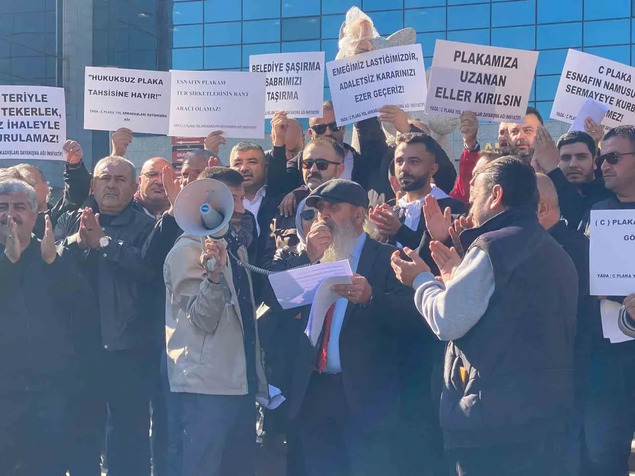 C plaka sahibi servisçilerden ABB önünde ihale tepkisi