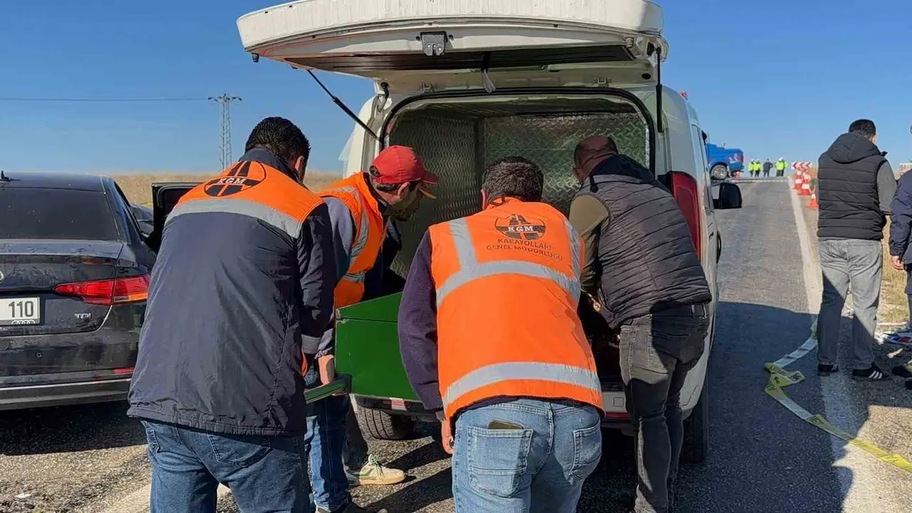 4 kişinin öldüğü kazada otomobiller parçalanarak hurdaya döndü