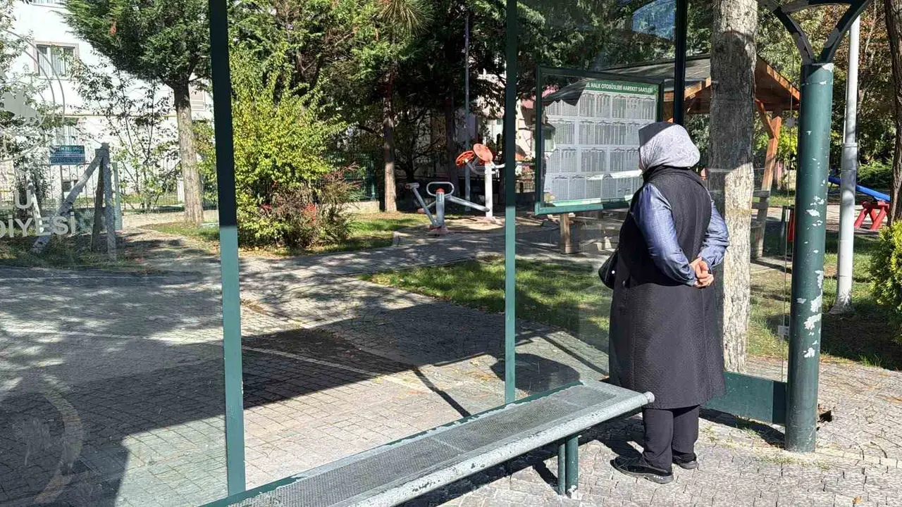 Bolu’da şehir magandaları otobüs durağının camını kırdı