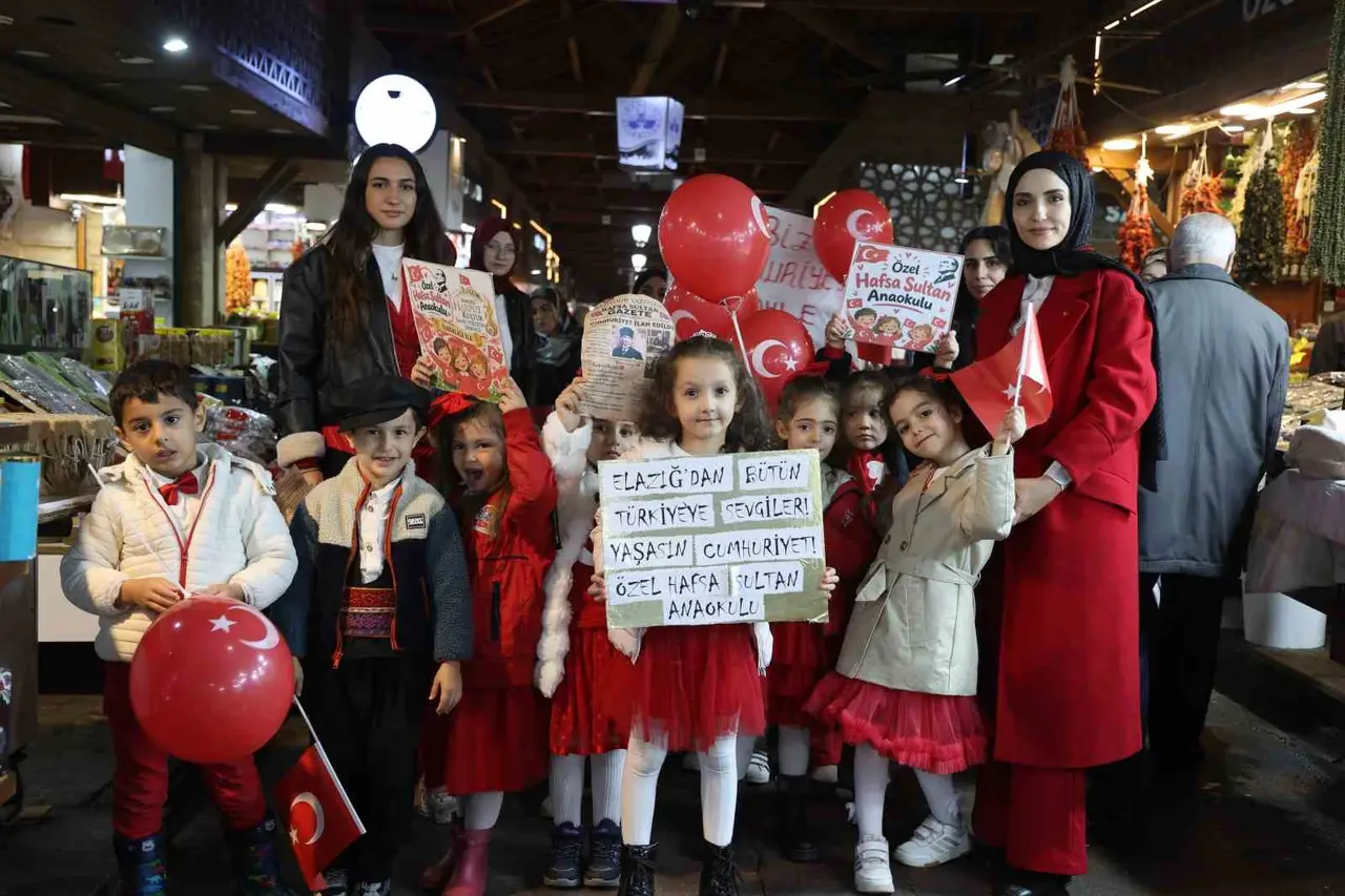 Anaokulu öğrencileri "Ölürüm Türkiyem" şarkısını söyledi, yaşlı adam gözyaşı döktü