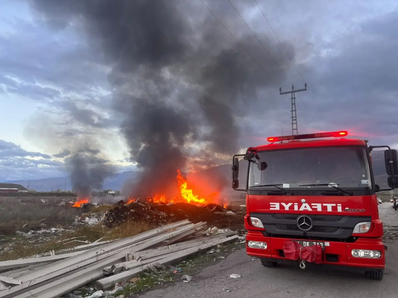 Erzincan’da hurdalık yangını