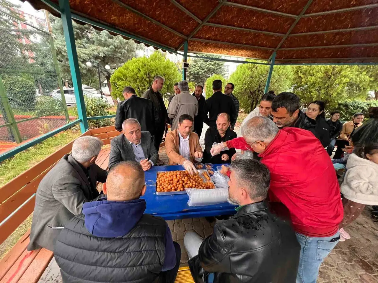 Okul saldırısında hayatını kaybeden çocukların isimleri park ve sahaya verildi
