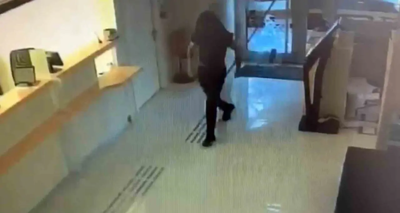 Kaldırım taşıyla bankanın camını kırdıktan sonra aramadık yer bırakmayan hırsızın eli boş döndüğü anlar kameraya yansıdı