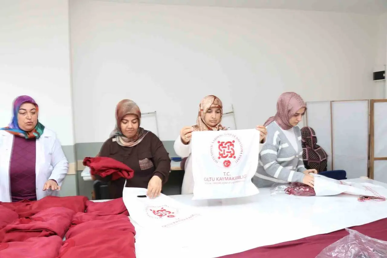 Kursiyerlerin diktiği pijama ve eşofmanlar ihtiyaç sahiplerine ulaştırılıyor