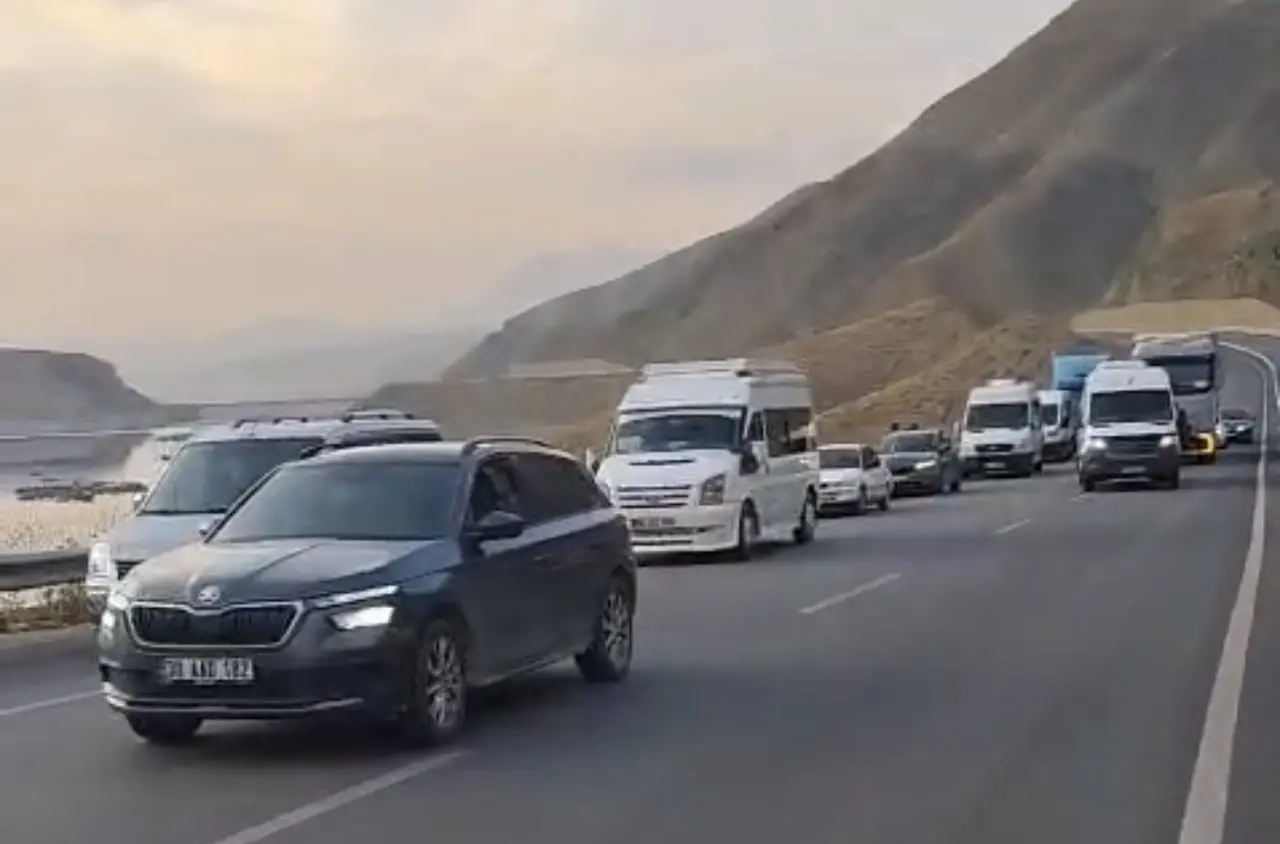 Van yolunda tır devrildi