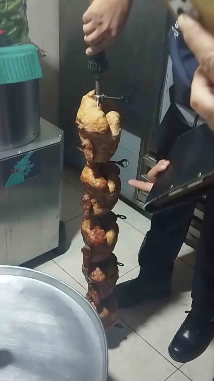 Mide bulandıran görüntülerin ortaya çıktığı restoranda vatandaşlara yedirilmeye hazırlanan bozuk tavuk ele geçirildi