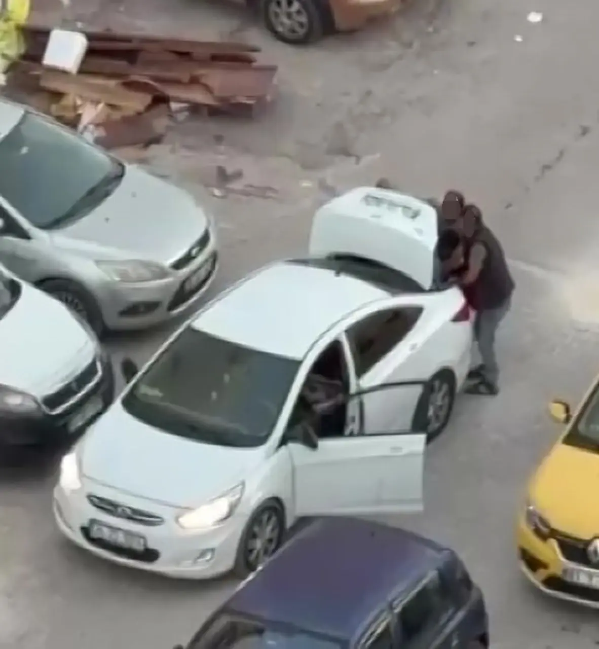 Adana’da film gibi adam kaçırma olayı: Otomobilin bagajına zorla bindirdiler