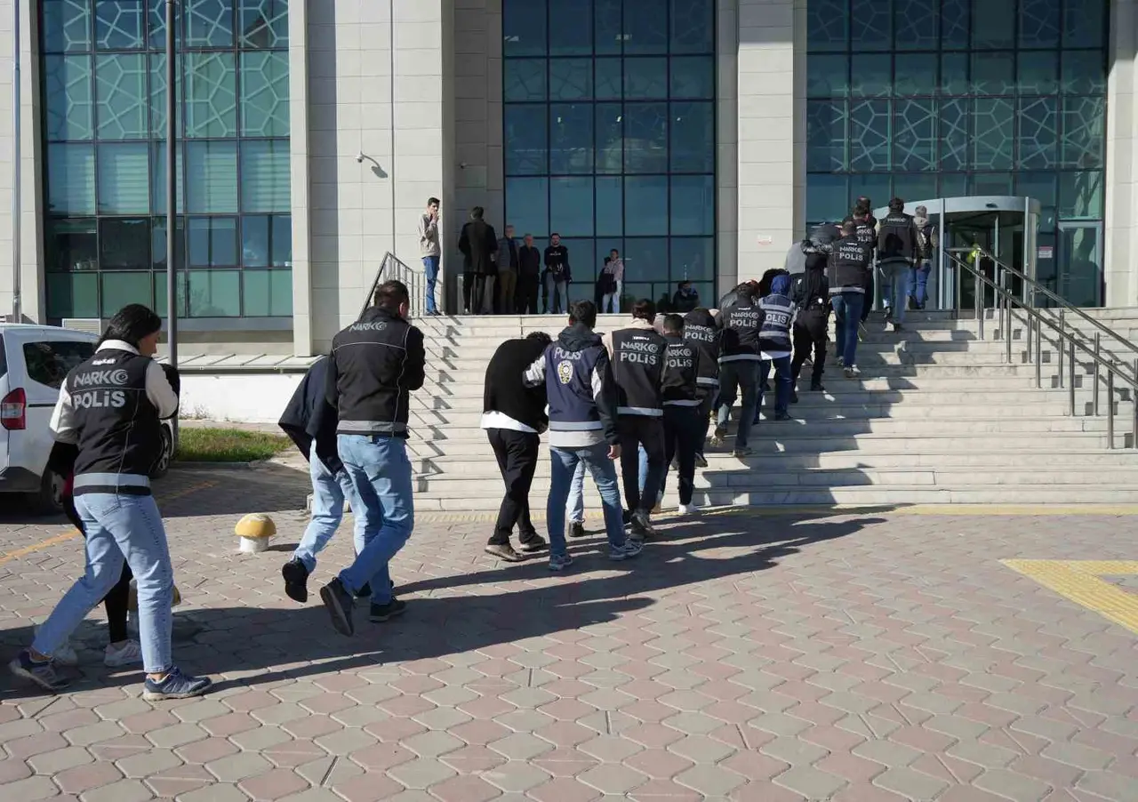 Kırıkkale’de fuhuş ve uyuşturucu operasyonu: 35 gözaltı