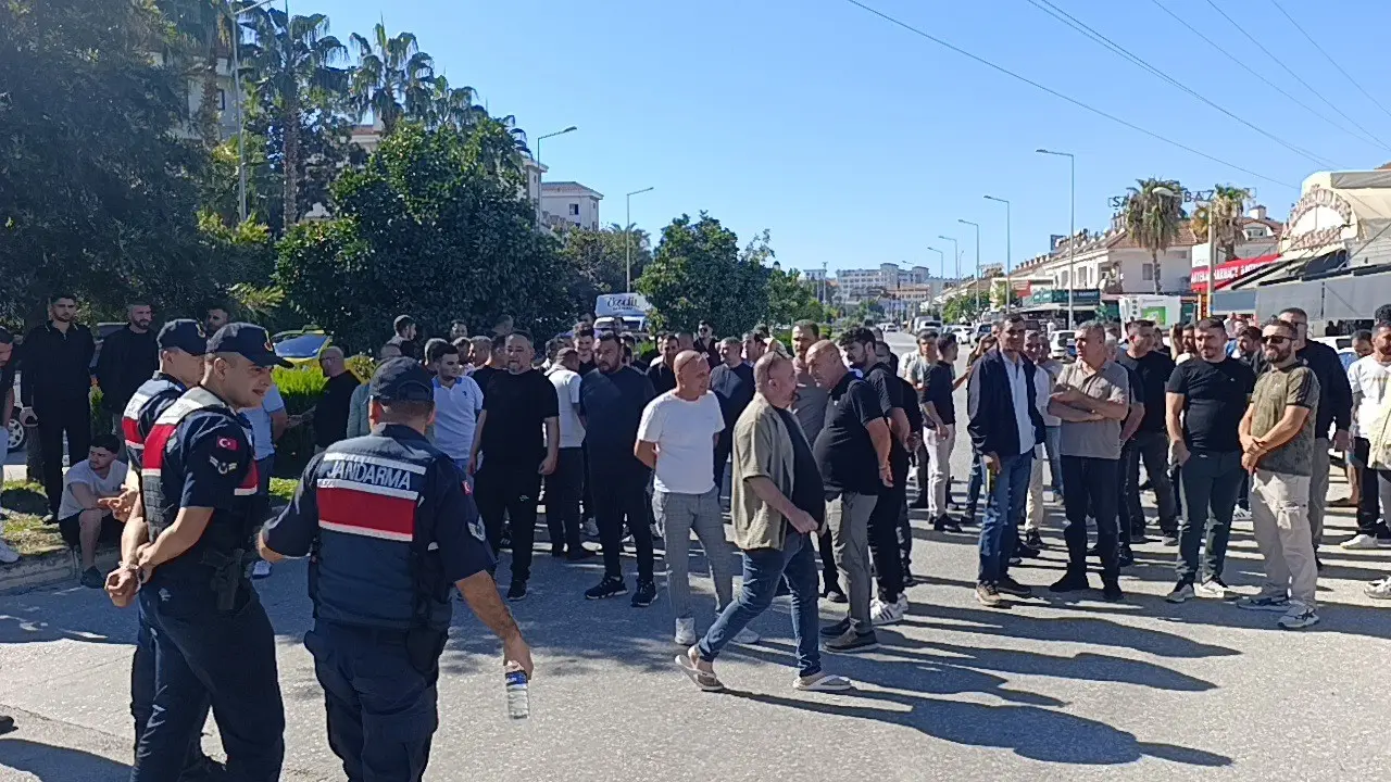 Manavgat’ta esnaf marka avukatlarını protesto için yol kapattı