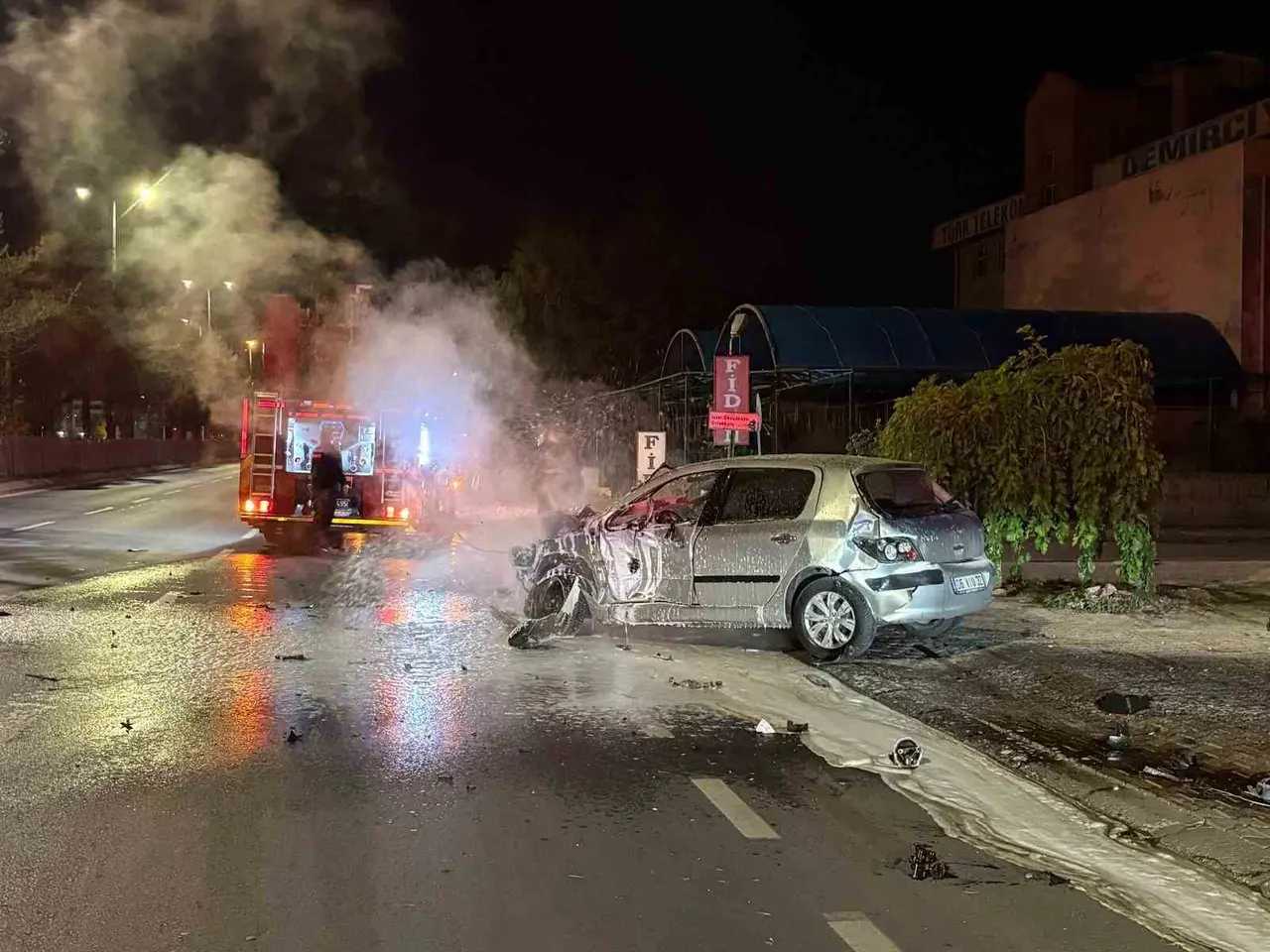 Kayseri’de park halindeki 3 araca çarpan otomobil, alev aldı: 2 yaralı