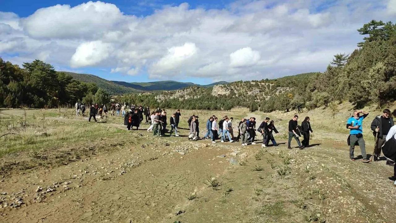 200 öğrenci 850 yıllık sırrı çözmek için savaş alanında ders işledi