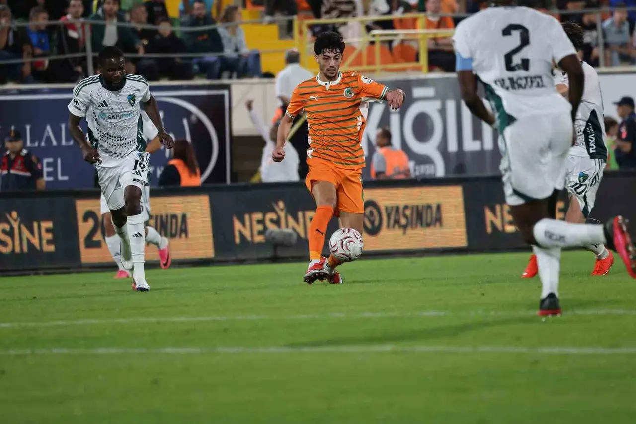 Trendyol Süper Lig: Corendon Alanyaspor: 1 - Kocaelispor: 2 (Maç sonucu)