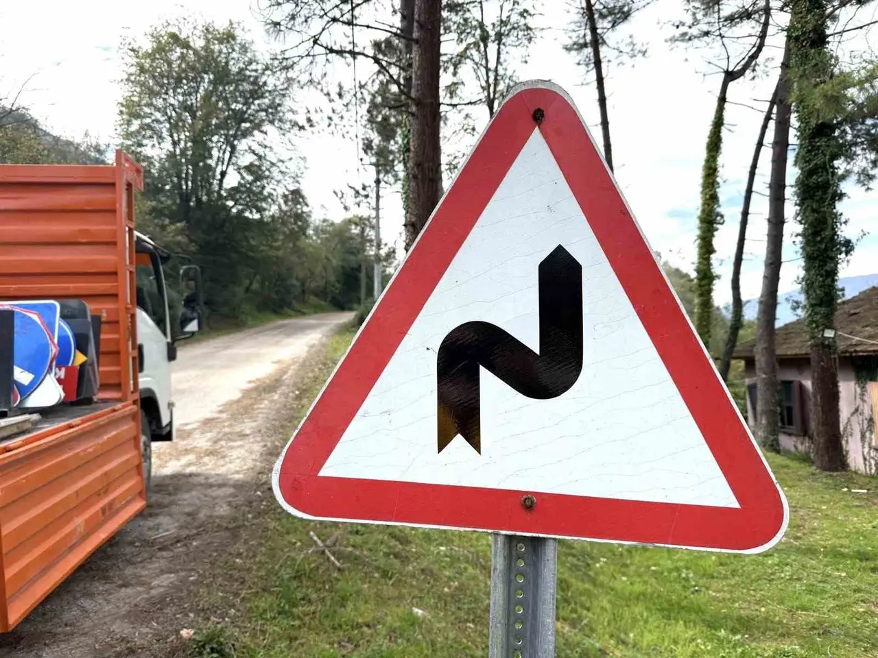 Trafik güvenliği için yeni levhalar yerleştirildi