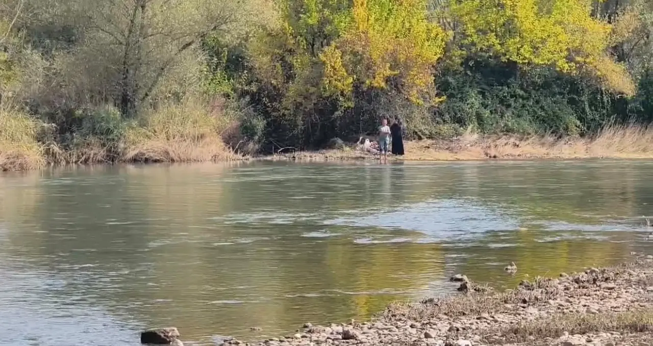Piknik yaparken mahsur kalan 2 kişiyi itfaiye kurtardı