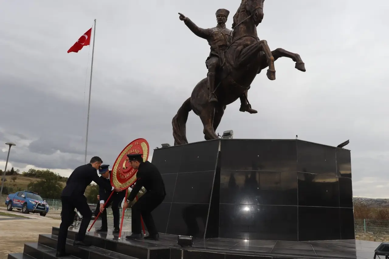Selendi’de Cumhuriyet Bayramı coşkusu çelenk töreniyle başladı