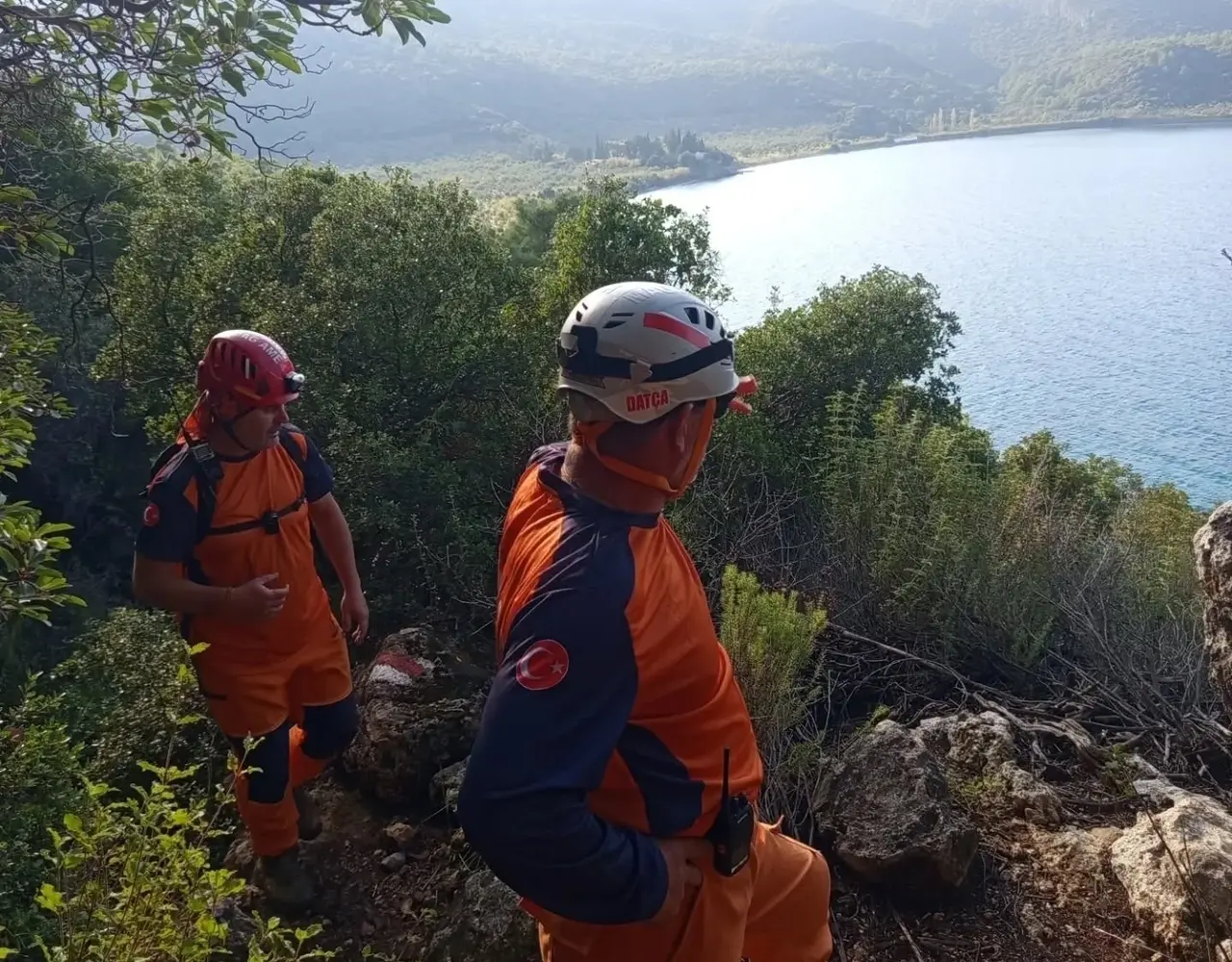Datça’da koyda mahsur kalan kişi MAG-AME ekiplerinin yardımıyla kurtarıldı