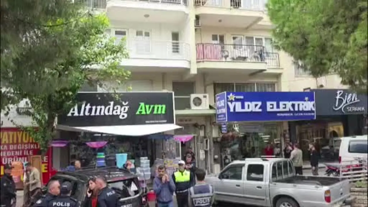 Kız arkadaşını kafasından vurdu