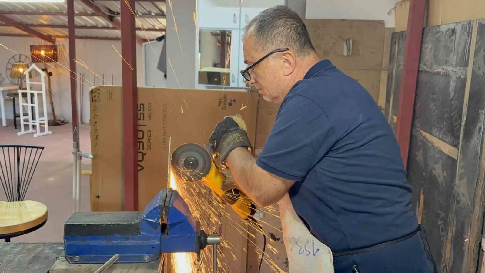 Sağlık memuru hurdayı sanat eserlerine dönüştürüyor