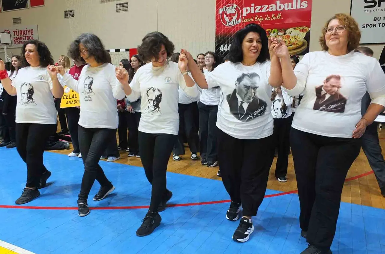 Burhaniye’de Cumhuriyet coşkusu salona sığmadı