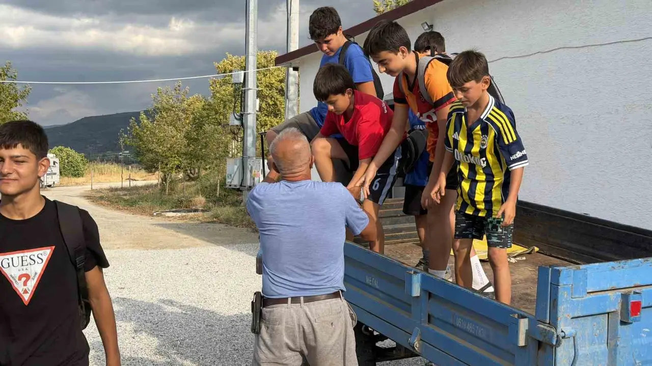 71 yaşında traktörüyle çocukları toplayıp antrenmana taşıyor..