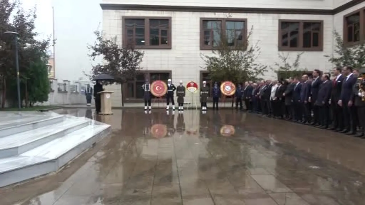Bingöl’de Cumhuriyet Bayramı kutlamaları çelenk sunumuyla başladı