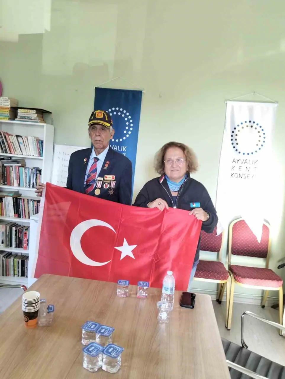 Ayvalıklı gazilerden Kent Konseyi Başkanı Füsun Atay’a anlamlı jest