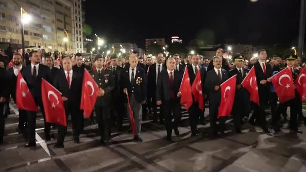 Elazığ’da ‘Fener Alayı’ yürüyüşü gerçekleştirildi