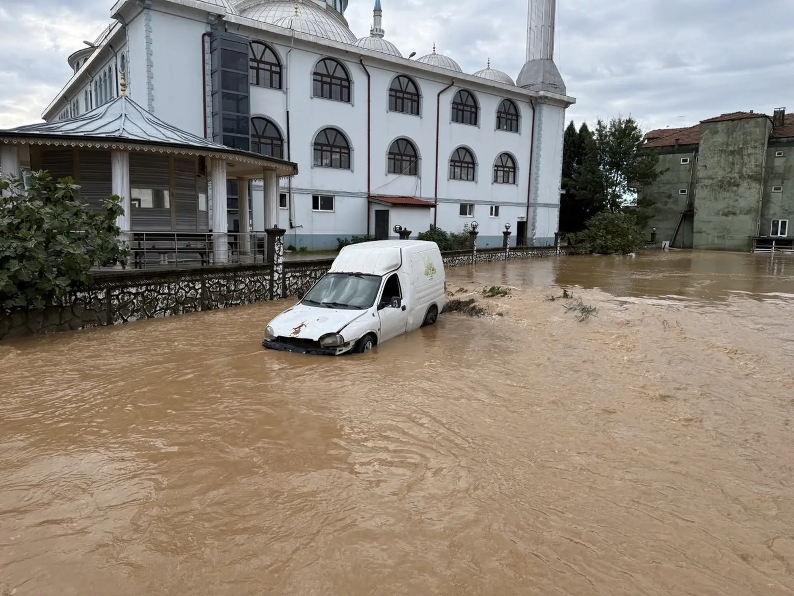 5 ayda dördüncü kez sular altında kalan mahallede günlük hayat sıkıntılı hale geliyor