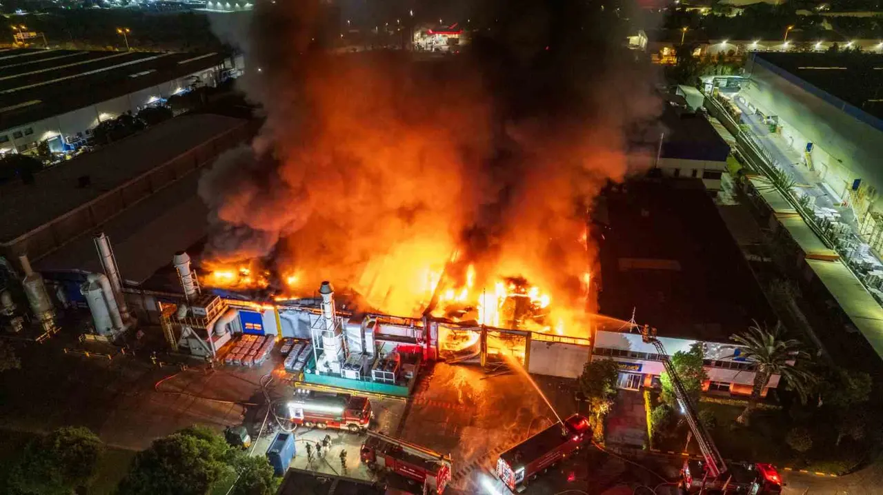 Manisa Organize Sanayi Bölgesinde faaliyet gösteren İnci Akü Fabrikasında yangın çıktı. Manisa Büyükşehir Belediyesi İtfaiye Daire Başkanlığına bağlı ekipler ile sağlık, polis ve AFAD ekipleri bölgeye sevk edildi. Ekiplerin y