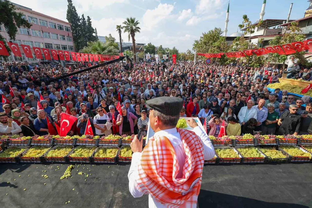 Özgür Özel’den Sarıgöl’de üzüm üreticilerine 7 maddelik çözüm önerisi