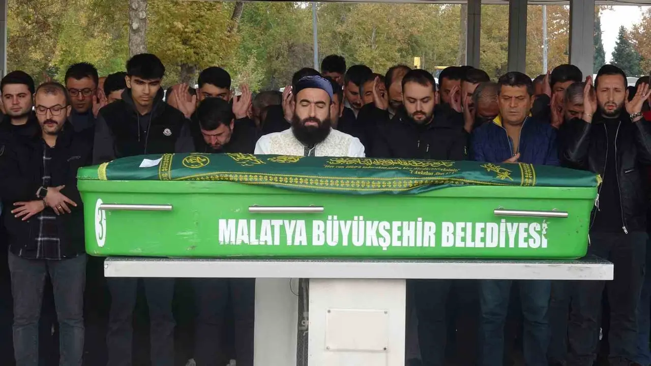 Bisiklet kazasında hayatını kaybeden adliye çalışanı Malatya’da defnedildi