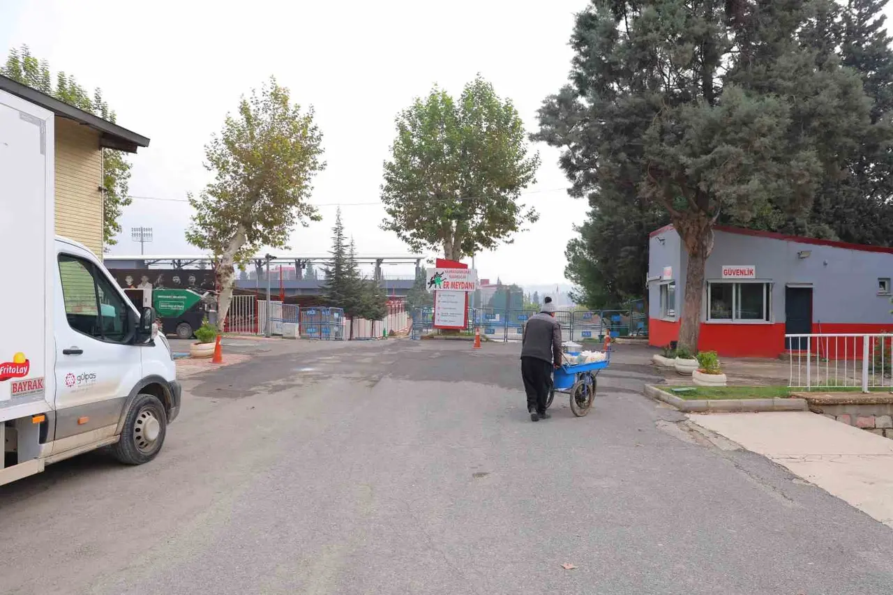 35 yıldır el arabasıyla sokak sokak dolaşıp nohut satıyor