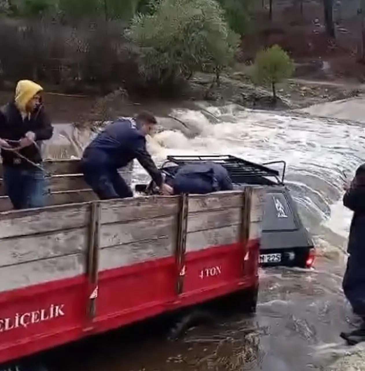 Otomobildeki iki kişi sele kapılmadan kurtarıldı